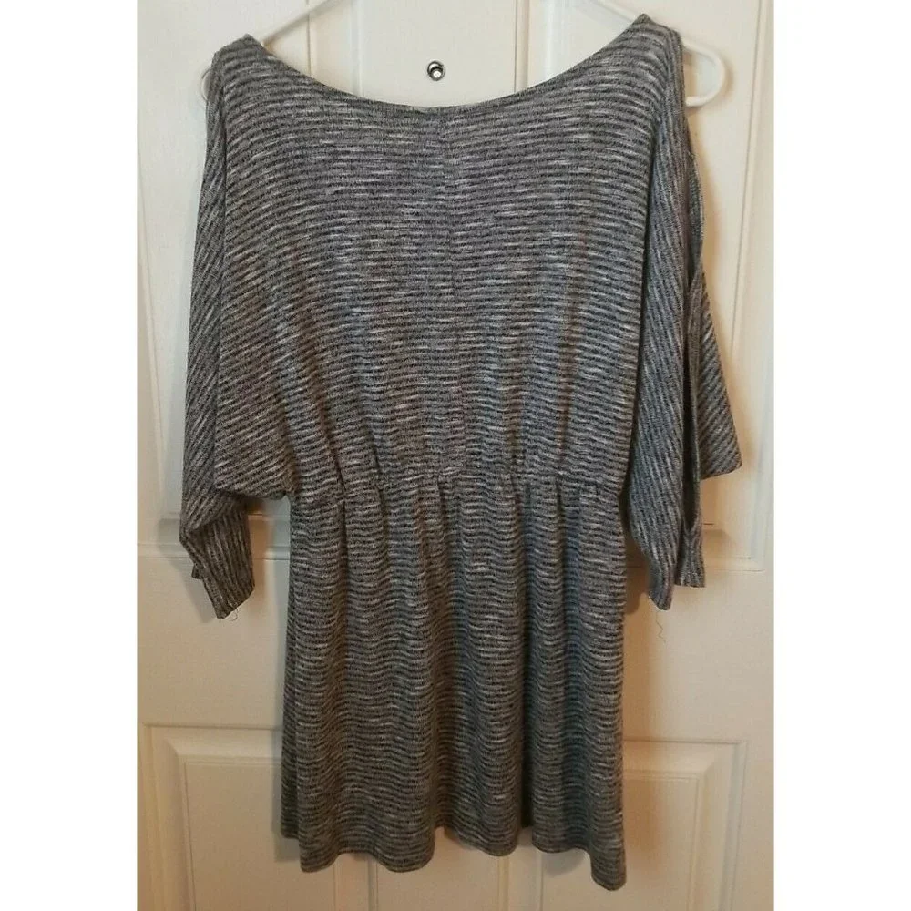 keyhole scoopneck top by love culture, Junior's Shirt, size medium - Picture 2 of 5